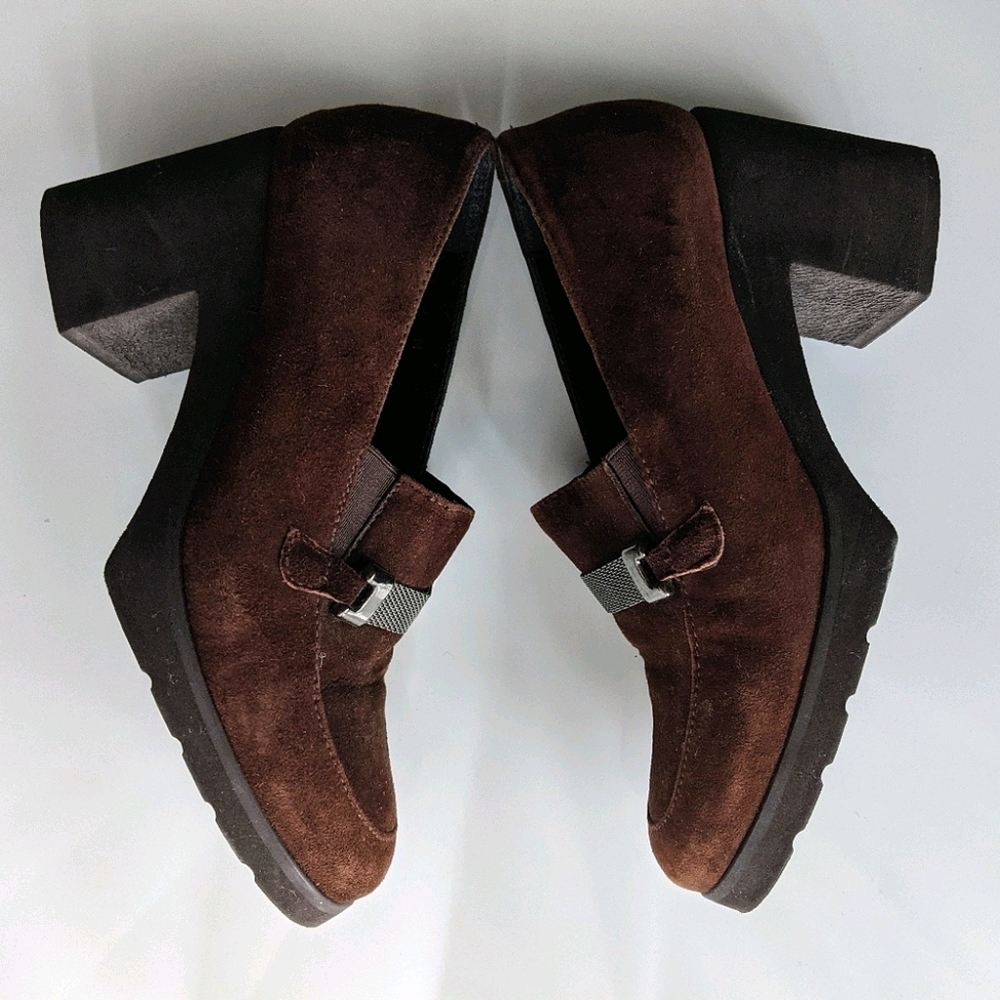 ANDRE ASSOUS Featherweights Pump Suede